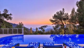 Kalkan İslamlar mevkisinde konumlanan muhafazakar Balayı Villası Villa Swiss  iki yatak odalı olup dört kişi kapasitesine sahip